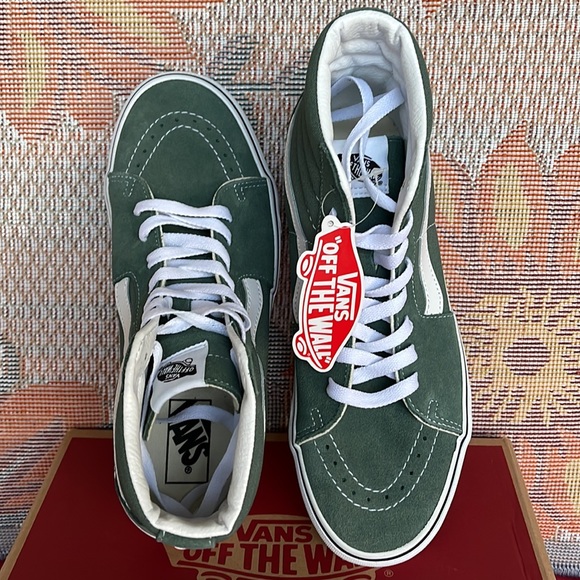 Vans Sk8-Hi
Color Theory Duck Green
VNOA7Q5NYQW
Men’s sneakers - Picture 13 of 16